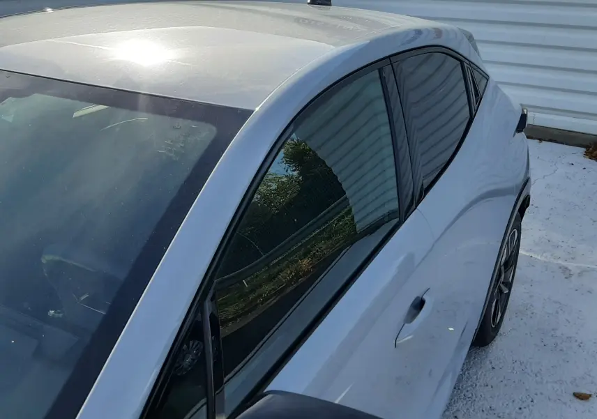 Vue 3/4 avant droit de la Renault Clio VI TCe 115ch Techno gris Rafale avec vitres teintées et rétroviseur noir.