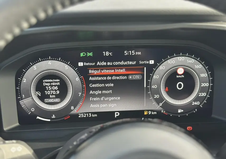 Affichage numérique du tableau de bord du Nissan Qashqai 2025, montrant les aides à la conduite et compteurs.