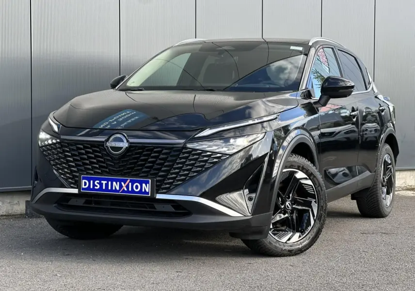 Nissan Qashqai noir nacré en 3/4 avant droit, avec calandre distinctive et jantes alliage noires.