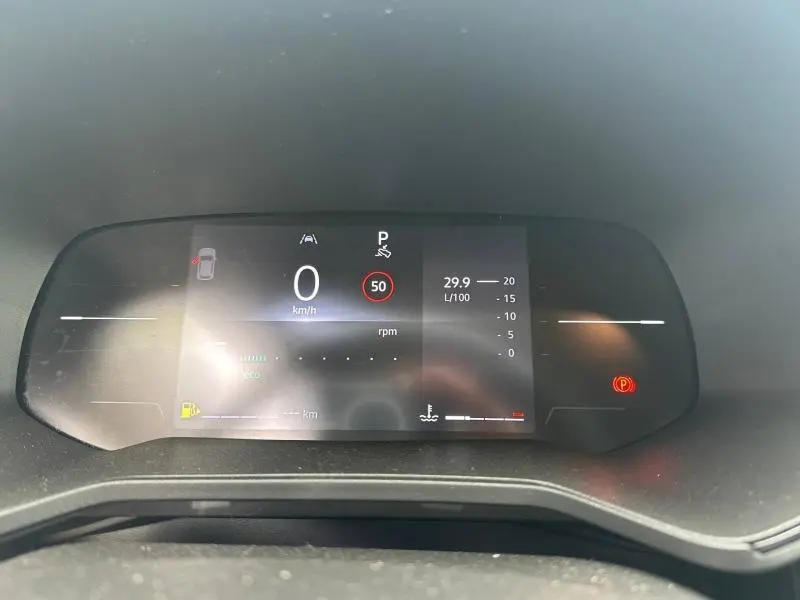 Tableau de bord numérique de Renault Clio 2025 affichant vitesse à 0 km/h et limite à 50 km/h, avec indicateurs divers.