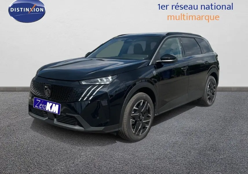Peugeot 5008 Hybrid 136ch GT noir métal en 3/4 avant droit avec jantes noires et calandre distinctive.