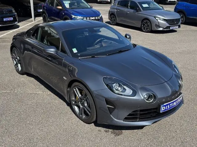Vue frontale d'une Alpine A110 1.8T 252 Légende gris acier héritage avec phares ronds et plaque Distinxion.