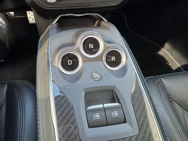 Tableau de bord de l'Alpine A110 1.8T 252 Légende 2021, écran tactile et commandes climatisation visibles en gros plan.