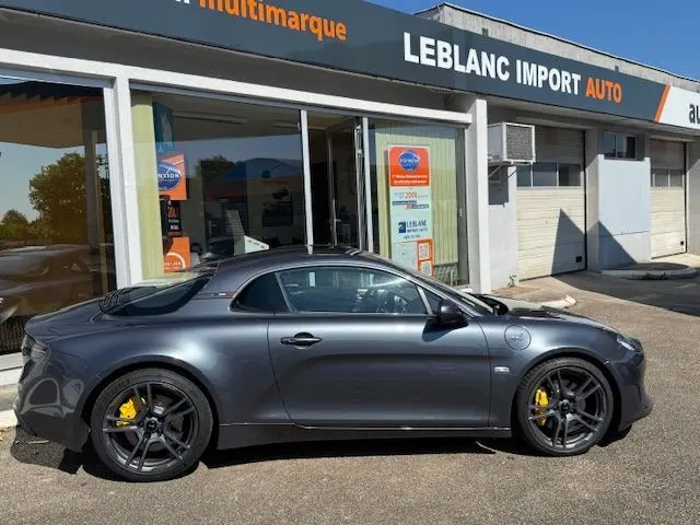 Profil droit de l'Alpine A110 1.8T 252 Légende gris acier avec étriers Brembo jaunes et jantes Fuchs 18 pouces.