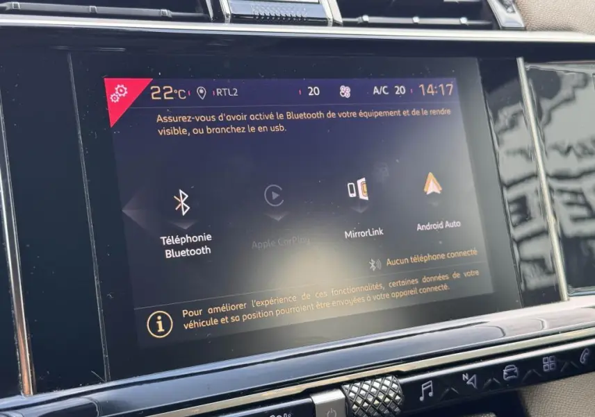 Écran tactile 8 pouces du DS7 Crossback gris 2022 affichant les options Bluetooth, MirrorLink et Android Auto
