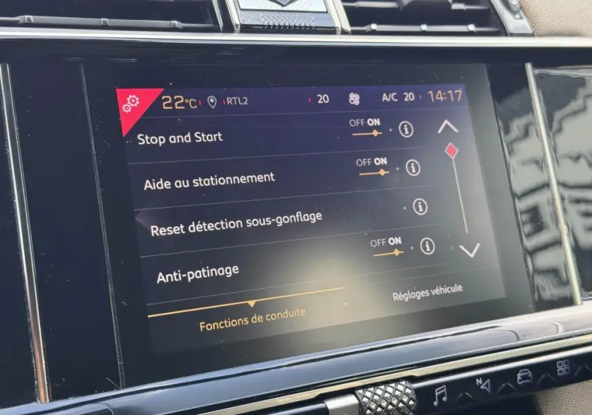 Écran tactile central du DS7 Crossback gris de 2022 affichant les réglages d’aide à la conduite.