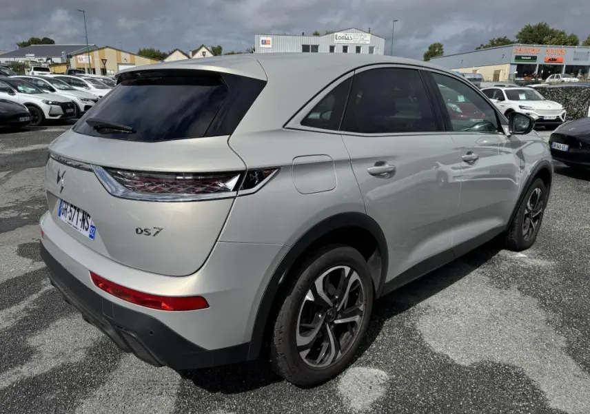 Vue 3/4 arrière droite du DS7 Crossback gris métallisé avec feux arrière 3D et jantes alliage 18 pouces Vienna.
