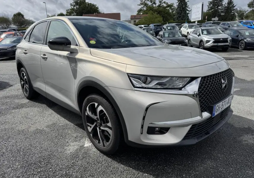 DS7 Crossback gris métallisé vu en 3/4 avant droit, avec calandre DS Wings chromée et jantes alliage noires.