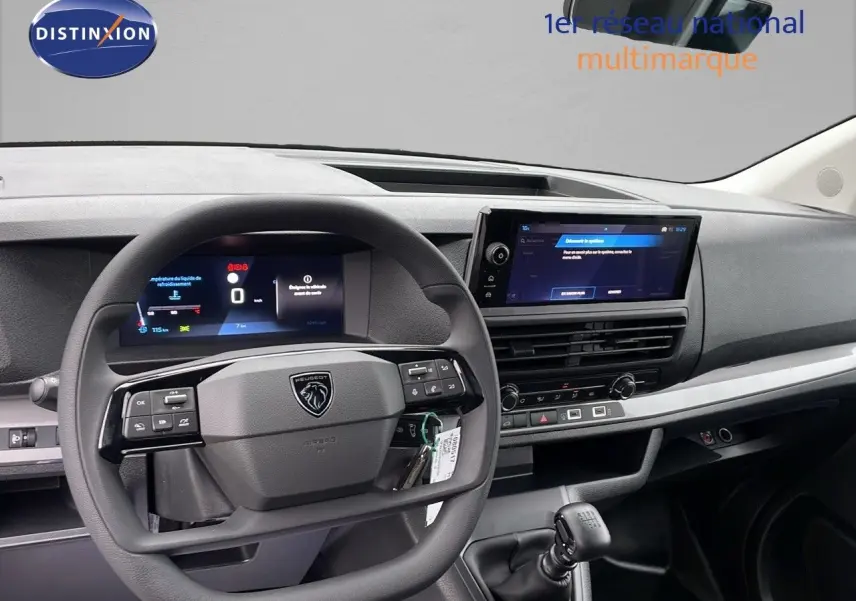 Intérieur du Peugeot Expert Fourgon 2025 vu de face, tableau de bord moderne avec écran tactile et volant multifonction noir.
