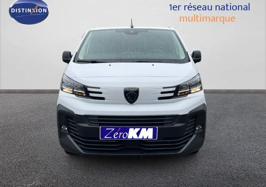 Vue frontale d'un Peugeot Expert Fourgon blanc 2025 avec calandre noire et feux allumés sur fond neutre.