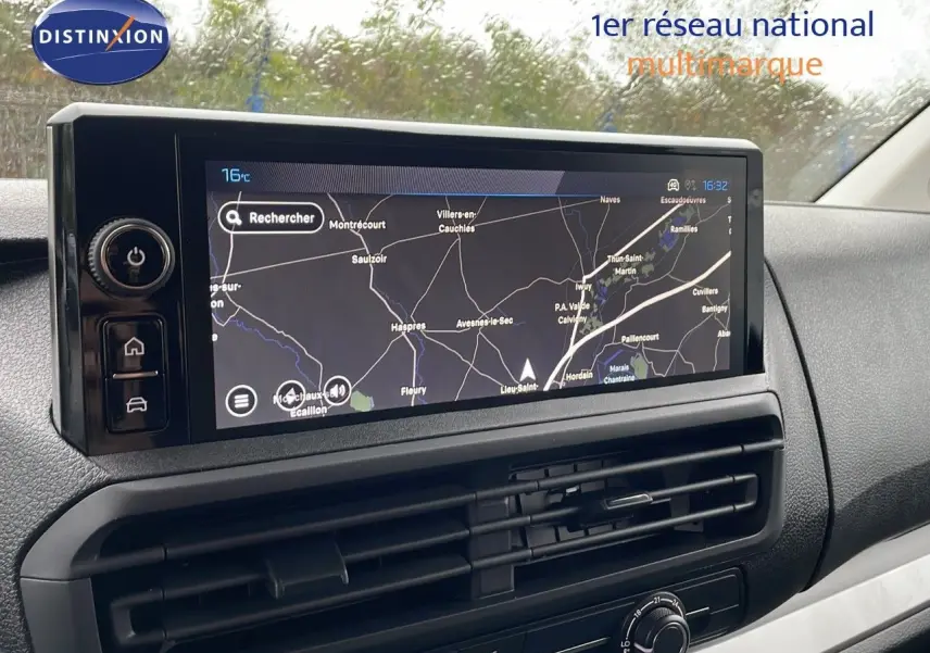 Écran tactile central avec navigation GPS affichée dans l'habitacle du Peugeot Expert Fourgon blanc, vue de face.