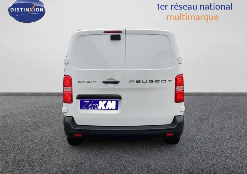 Vue arrière d'un fourgon blanc Peugeot Expert 2025 avec portes battantes et feux rouges verticaux.
