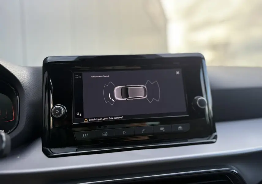 Écran tactile du système d'aide au stationnement dans l'habitacle d'une SEAT Ibiza blanche, vue intérieure.