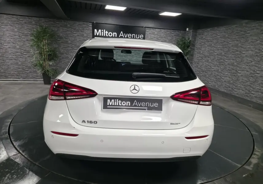 Vue arrière d'une Mercedes Classe A 160 blanche avec feux arrière LED et badge distinctif A160.