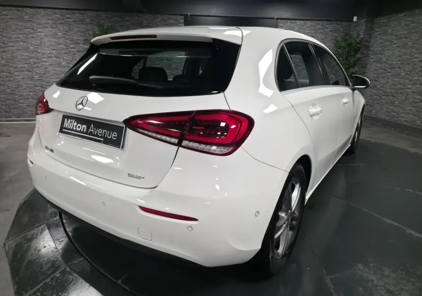 Vue 3/4 arrière droite d'une Mercedes Classe A 160 Style Line blanche avec feux LED et jantes alliage 17 pouces.