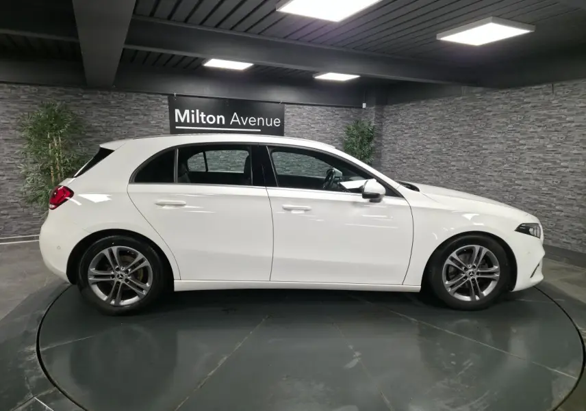 Profil côté gauche d'une Mercedes Classe A 160 Style Line blanche, avec jantes alliage 17 pouces gris Himalaya mat.