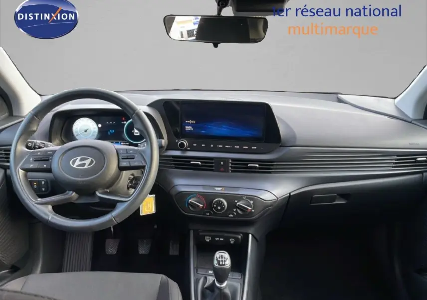 Vue intérieure avant de la Hyundai i20 2025 Bleu Vibrant Metal, tableau de bord moderne avec écran tactile et boîte manuelle.