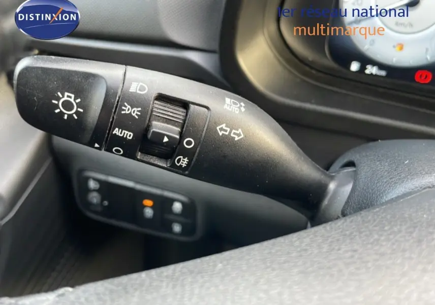 Gros plan sur la commande des feux et clignotants dans l’habitacle d’une Hyundai i20 2025 Bleu Vibrant Metal.