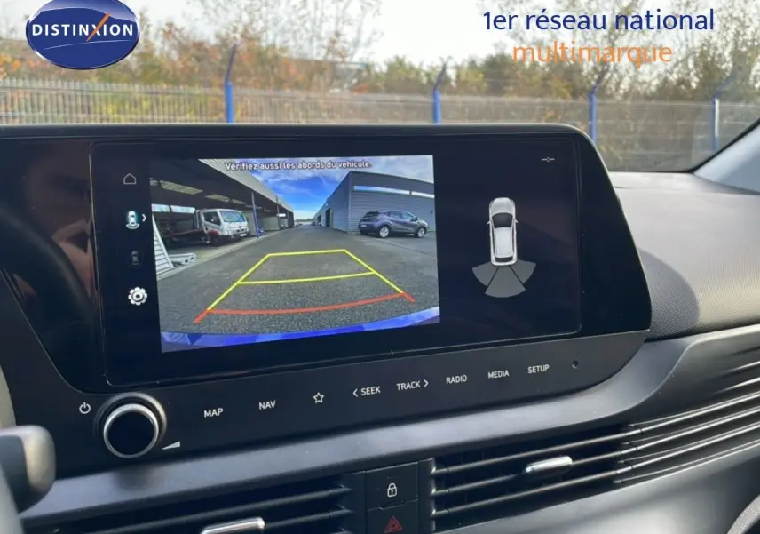 Vue intérieure centrée sur l'écran tactile affichant la caméra de recul de la Hyundai i20 2025 en Bleu Vibrant Metal.
