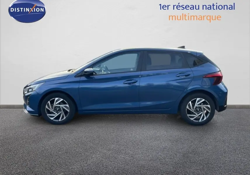Profil droit d'une Hyundai i20 2025 Bleu Vibrant Metal, compacte 5 portes avec jantes alliage au design moderne.