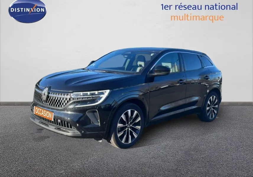 Renault Austral noir étoile métal en 3/4 avant droit, avec jantes alliage et calandre distinctive lumineuse.