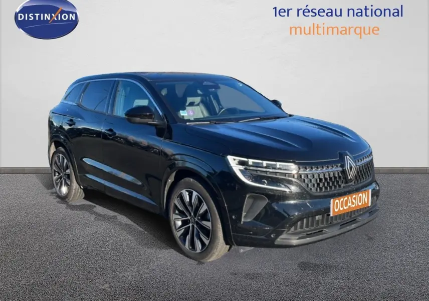 Renault Austral noir étoile métal en 3/4 avant droit, SUV hybride avec calandre distinctive et jantes alliage bicolores.