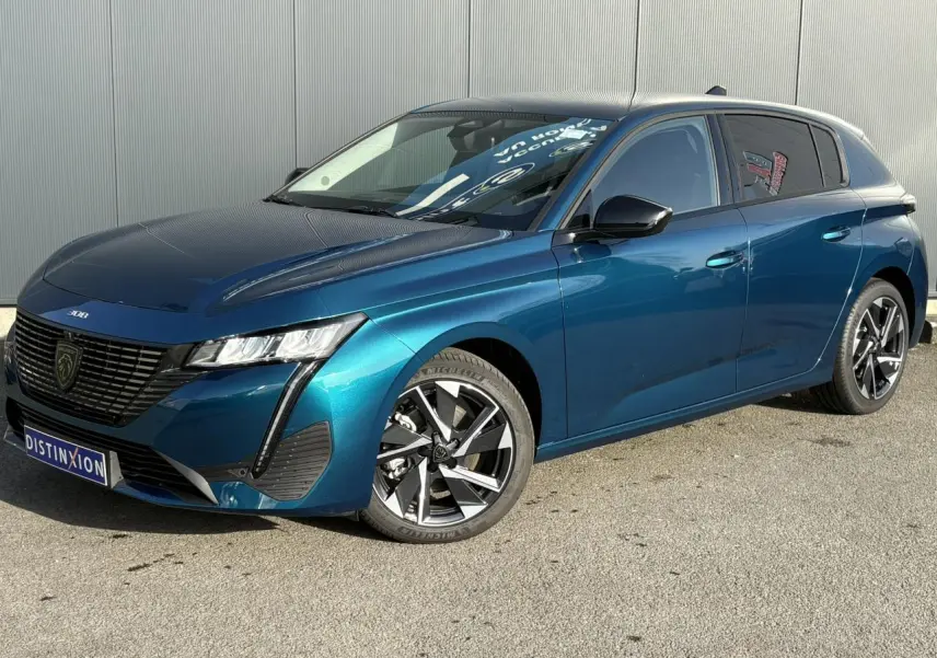 Peugeot 308 Hybrid 2025 en bleu Obsession, vue 3/4 avant droit avec jantes alliage et calandre noire distinctive.