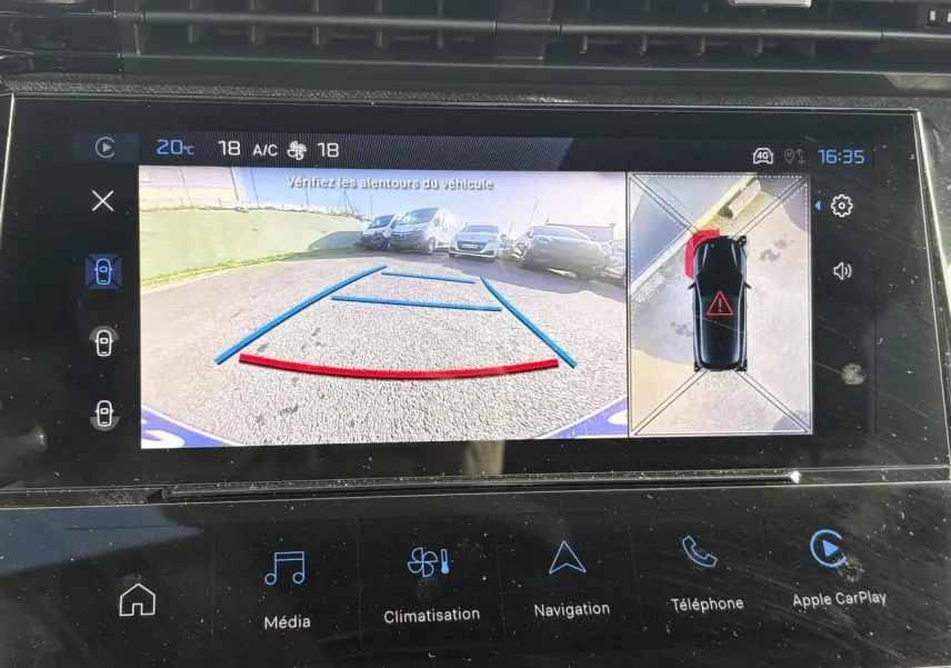 Écran tactile du système multimédia montrant la caméra 360° et la vue arrière du Peugeot 308 Hybrid bleu Obsession.