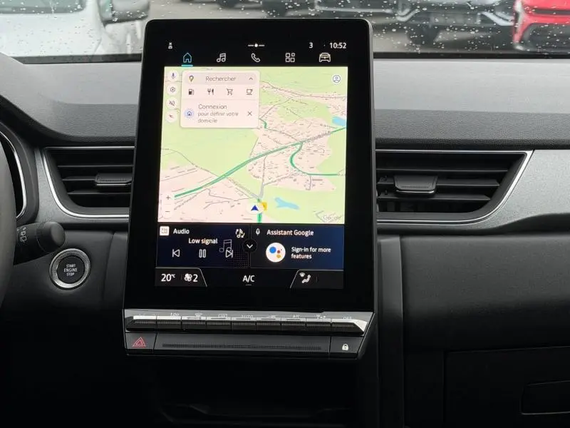 Tableau de bord du Renault Captur 2025 avec écran tactile central affichant une carte de navigation, intérieur noir.