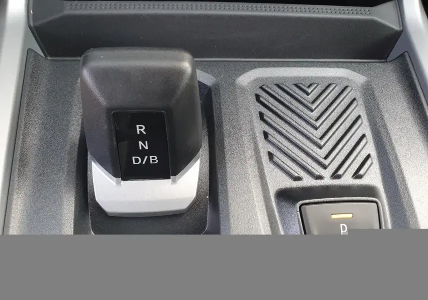 Gros plan sur la commande de boîte automatique et frein de parking électrique du DACIA Bigster 2026, intérieur gris.