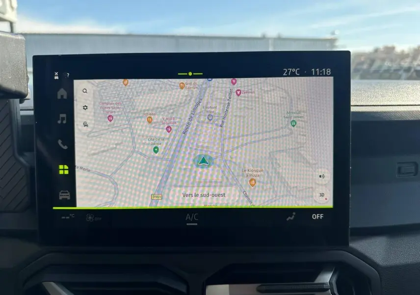 Écran tactile central affichant la navigation GPS dans l'habitacle du Dacia Duster 2025 couleur Sandstone.