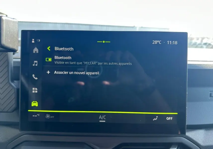 Écran tactile central du Dacia Duster 2025 affichant le menu Bluetooth, intérieur sobre et moderne.