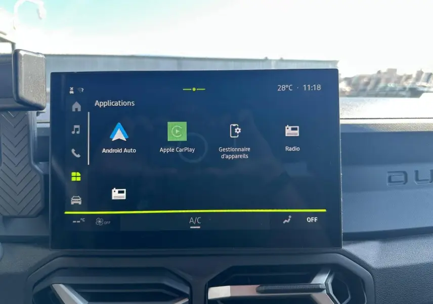 Écran tactile central du tableau de bord du Dacia Duster 2025 avec interface Android Auto et Apple CarPlay.