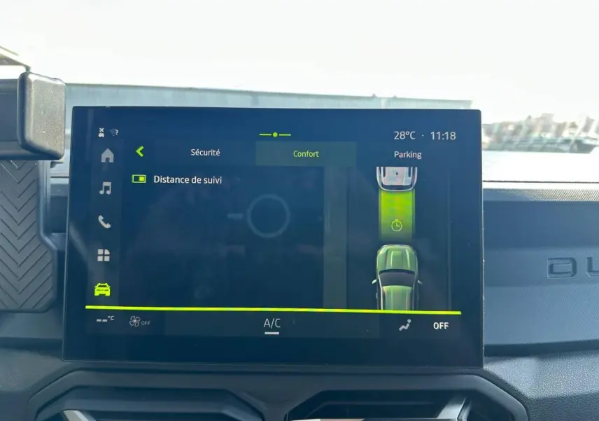 Écran tactile intérieur du Dacia Duster 2025 affichant les réglages de sécurité et confort, vue frontale.