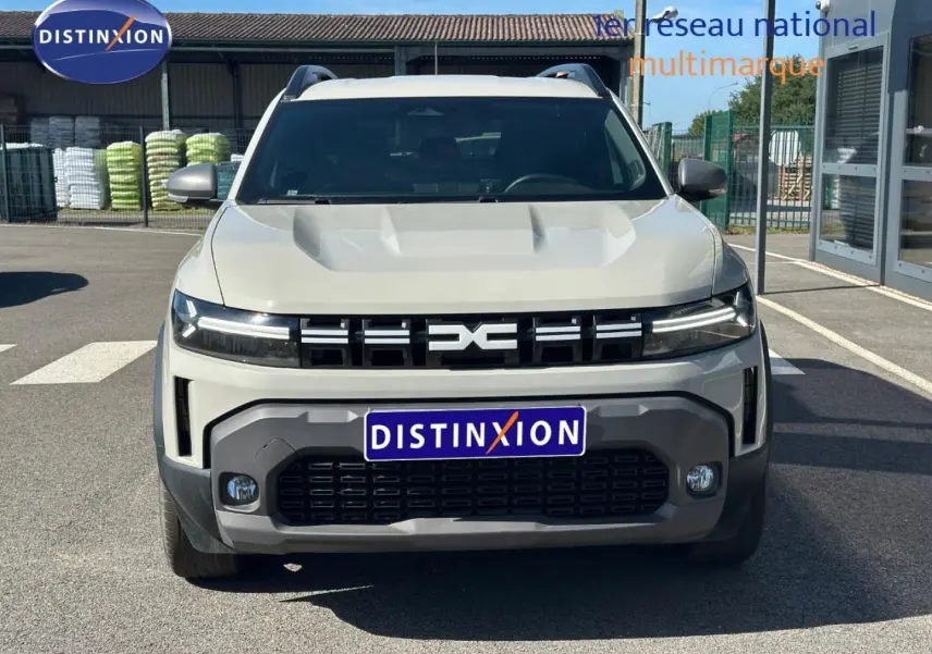 Vue avant d'un Dacia Duster 2025 couleur Sandstone avec calandre distinctive et phares LED fins.
