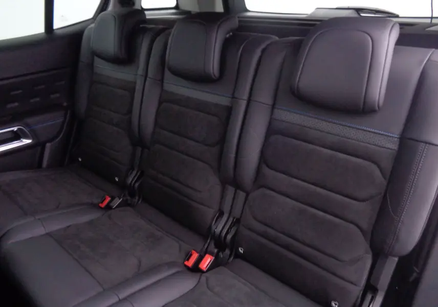 Vue intérieure sur les sièges arrière noirs en cuir et alcantara du Citroën C5 Aircross 2022 finition Shine.
