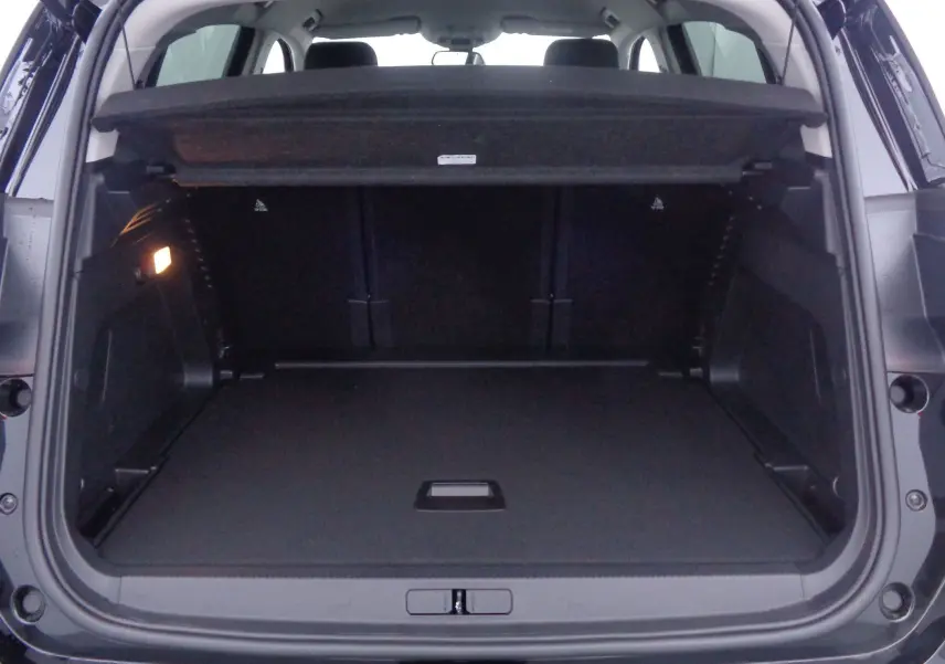 Coffre ouvert du Citroën C5 Aircross noir métal 2022, vue arrière montrant un espace de chargement spacieux et bien éclairé.