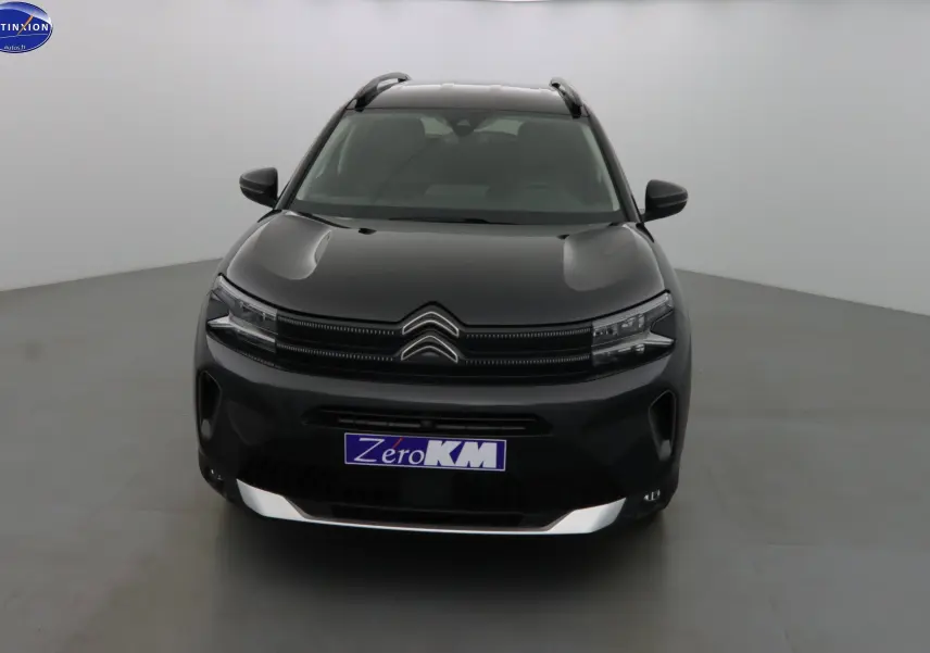 Vue frontale d'un Citroën C5 Aircross noir métal 2022 avec calandre distinctive et phares LED intégrés.