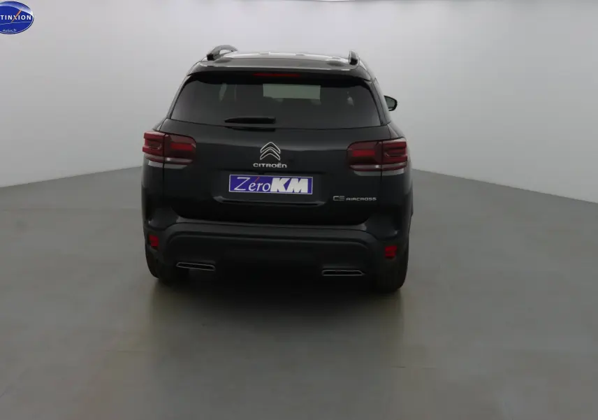 Vue arrière d'un Citroën C5 Aircross noir métal 2022 avec feux LED et double sortie d'échappement intégrée.