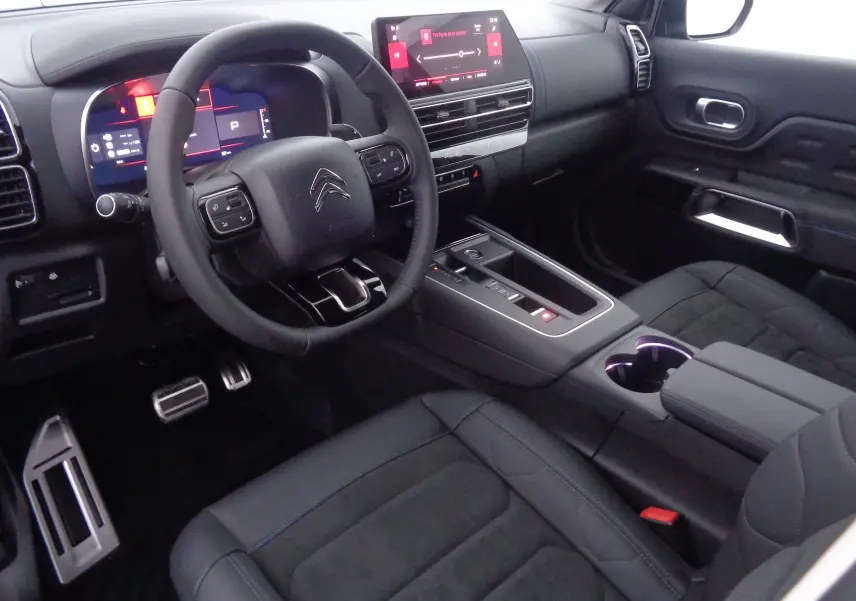 Intérieur noir du Citroën C5 Aircross 2022, vue côté conducteur avec tableau de bord digital et console centrale moderne.