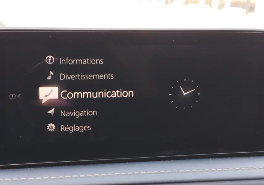 Écran central du tableau de bord du Mazda CX-30 2020 affichant le menu principal avec l'option Communication sélectionnée.