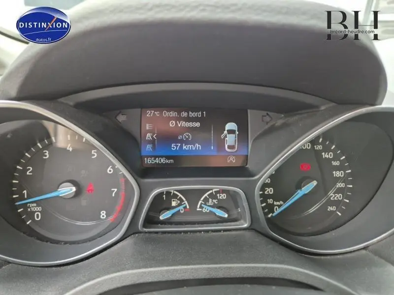 Tableau de bord du Ford C-MAX 2018 avec affichage digital, compte-tours, vitesse à 57 km/h et jauges carburant et température.