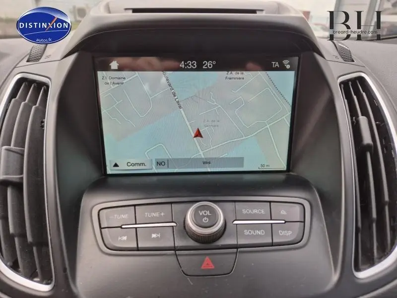 Écran tactile GPS du tableau de bord d'une Ford C-MAX 2018, finition Titanium, vue frontale rapprochée.