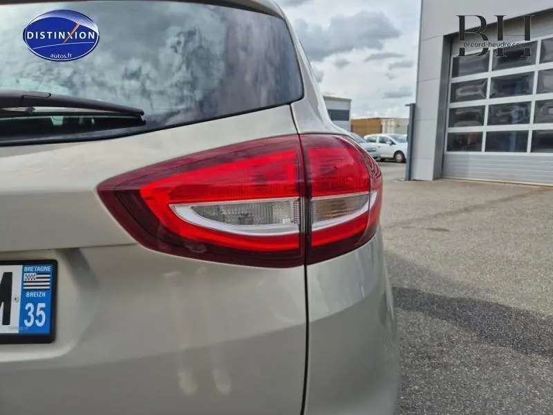 Gros plan sur le feu arrière droit du Ford C-MAX 2018 en couleur Fashion Brun Caribou, avec partie de la lunette arrière visible.