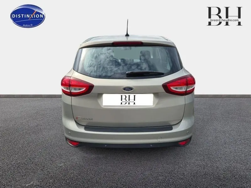 Vue arrière d'une Ford C-MAX 2018 en couleur Fashion Brun Caribou avec feux arrière rouges et lunette arrière dégivrante.