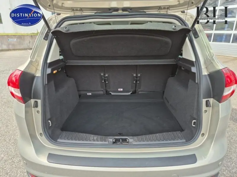 Coffre ouvert vu de l'arrière du Ford C-MAX Fashion Brun Caribou, montrant l'espace de chargement et la tablette cache-bagages.