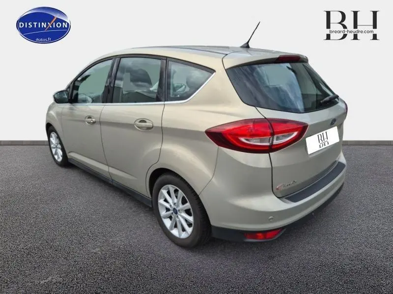 Vue 3/4 arrière droite d'un Ford C-MAX 2018 couleur Fashion Brun Caribou avec feux arrière distinctifs et jantes alu.
