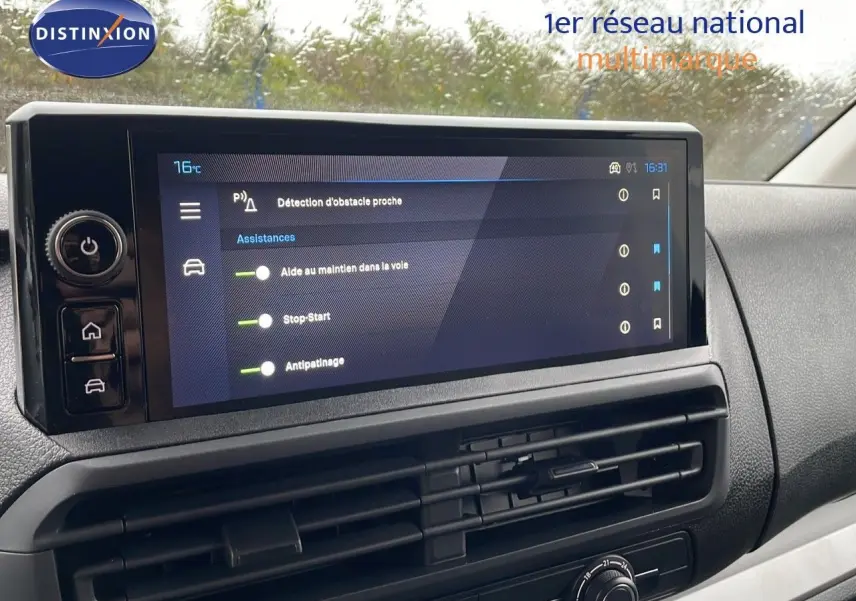 Écran tactile central affichant les aides à la conduite du Peugeot Expert Fourgon blanc, vue intérieure du tableau de bord.