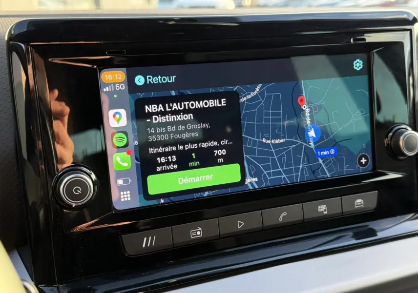 Écran tactile central du tableau de bord de la SEAT Ibiza TSI 115 Xcellence 2025 affichant un itinéraire GPS.