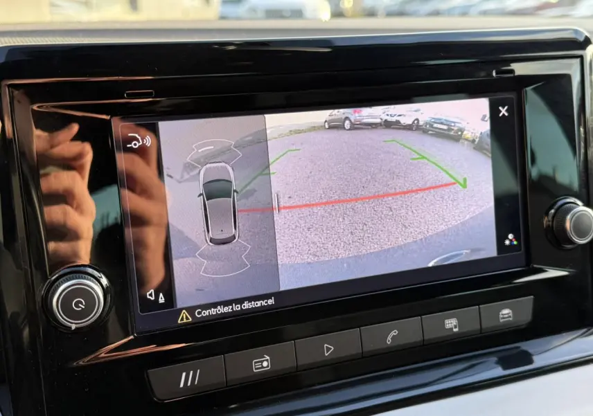 Écran tactile de la SEAT Ibiza TSI 115 Xcellence 2025 montrant la caméra de recul avec aides au stationnement.